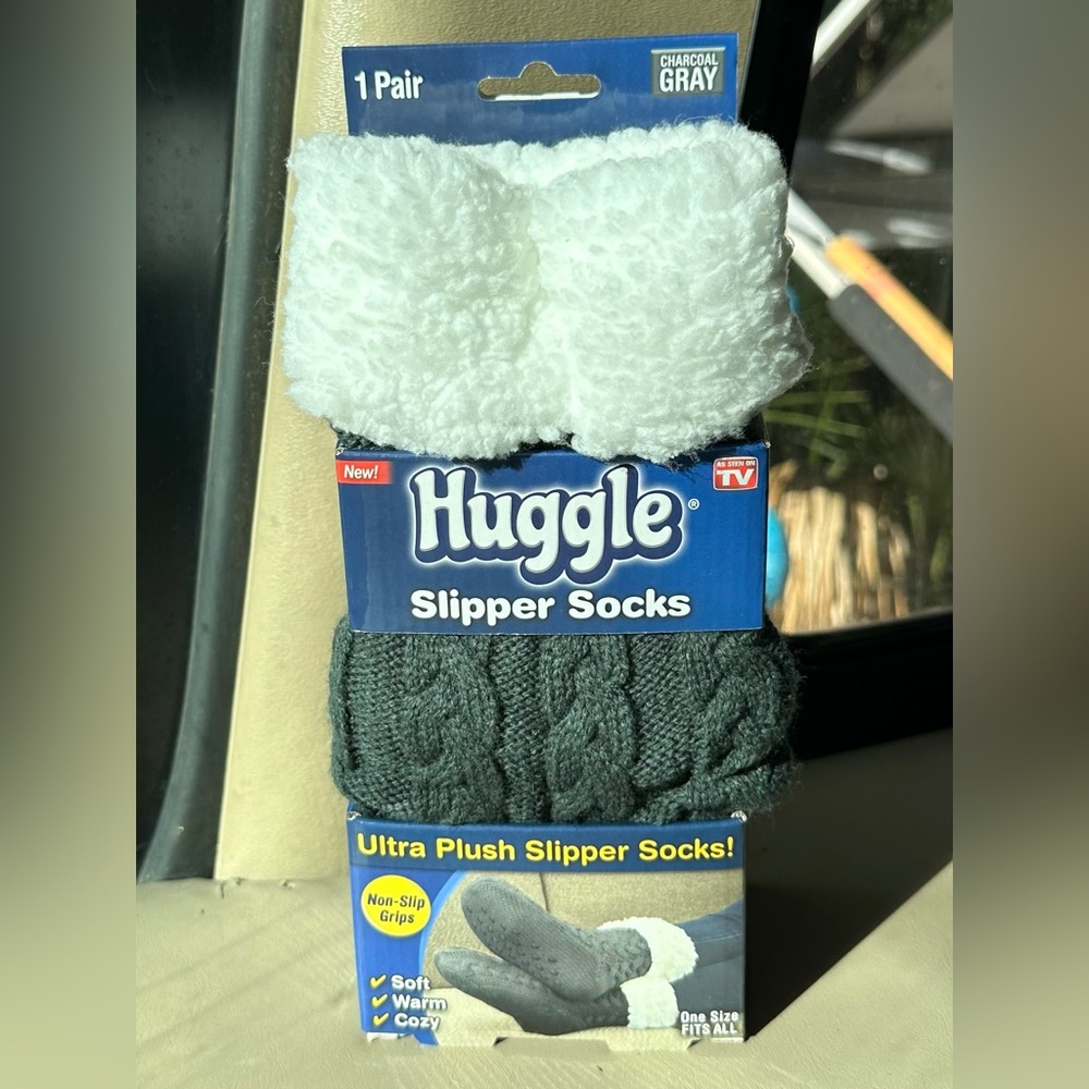 NWT HUGGLE SLIPPER SOCKS OS Fleece Non-Slip Grips Charcoal Gray Cozy Chucky‎ New